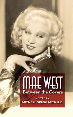 Mae West: Between the Covers (hardback) - Michaud, Michael Gregg