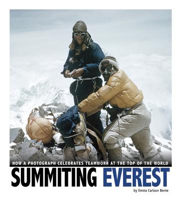 Summiting Everest: How a Photograph Celebrates Teamwork at the Top of the World - Carlson-Berne, Emma, and Sofer, Olivia (Consultant editor)