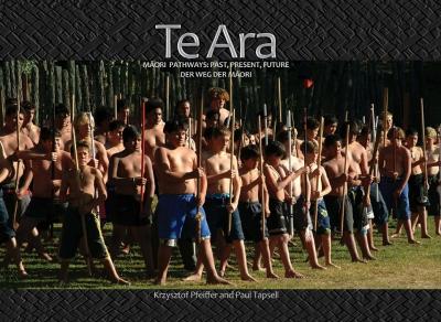 Te Ara (Maori, English, German Edition) - Pfeiffer, Krzysztof (Photographer), and Tapsell, Paul (Text by)